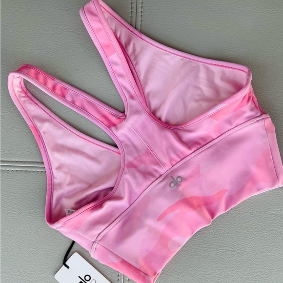 NWT!
Alo Yoga 
Wild Thing Bra 
Pink Camouflage 
Size Medium - Picture 2 of 13
